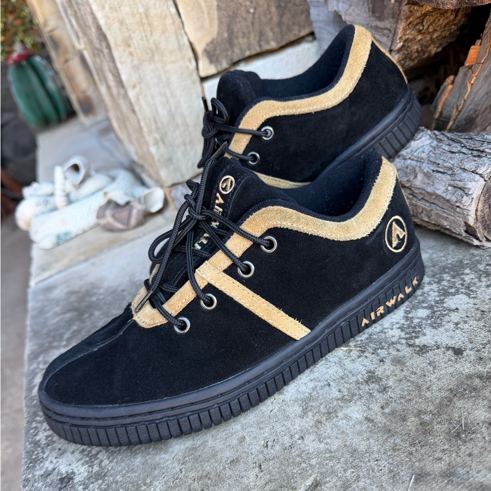 Vintage‎ Airwalk Black and Tan Suede Lace-Up Skate board shoes Sz-7.5. U
